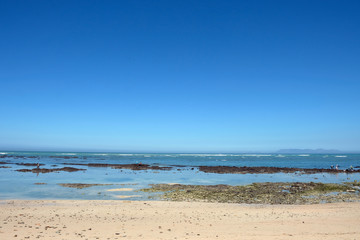 Fototapeta na wymiar Beach with rocks view of horizon