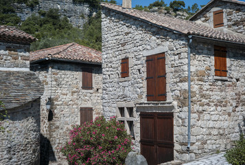 Maisons en pierre dans le centre du village de Naves. Ardèche, FRANCE, 17 juillet 2018