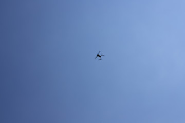 cielo blu e aeromobile in volo