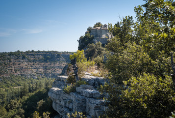 L'ermitage Saint-Eugène est niché au bord d'une falaise dans le Bois de Païolive, près des Vans, Ardèche, FRANCE, 10 juillet 2018