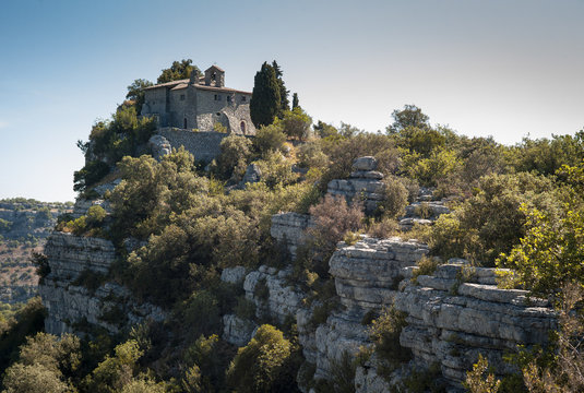 L'ermitage Saint-Eugène est niché au bord d'une falaise dans le Bois de Païolive, près des Vans, Ardèche, FRANCE, 10 juillet 2018