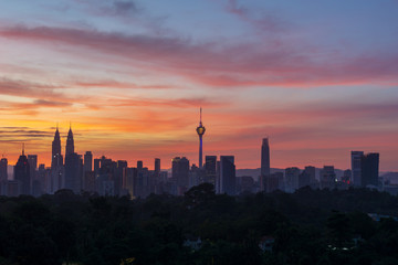 Fototapeta na wymiar KUALA LUMPUR, MALAYSIA - 12th AUG 2018; Majestic sunset over Twin Towers and surrounded buildings in downtown Kuala Lumpur, Malaysia.