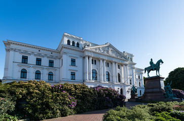Fototapeta na wymiar Rathaus Altona und Kaiser Wilhelm Statue
