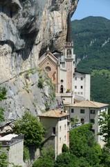 Fototapeta na wymiar Santuario italiano arroccato tra le rocce