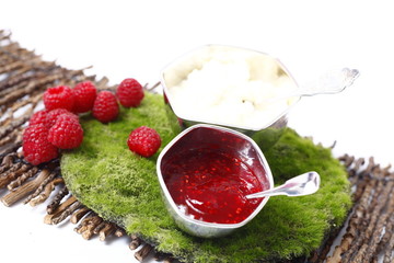 Marmelade und Quark schön serviert 