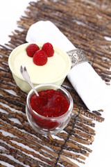 Marmelade und Quark schön serviert 