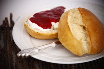 Süßes Frühstück mit Brötchen, Marmelade und Quark 