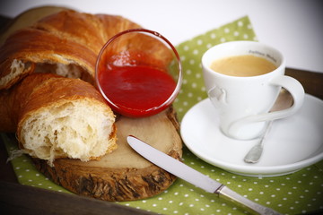Fototapeta na wymiar Süßes Frühstück mit Croissant, Kaffee und Marmelade 