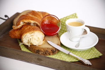 Süßes Frühstück mit Croissant, Kaffee und Marmelade 