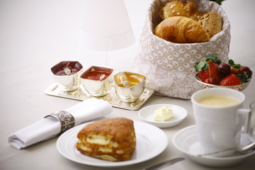 Edles Frühstücksbuffet mit Kaffee, Marmelade und feinem Gbäck