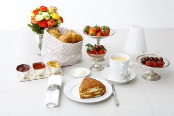 Edles Frühstücksbuffet mit Kaffee, Marmelade und feinem Gbäck