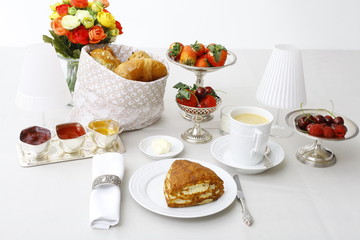 Edles Frühstücksbuffet mit Kaffee, Marmelade und feinem Gbäck