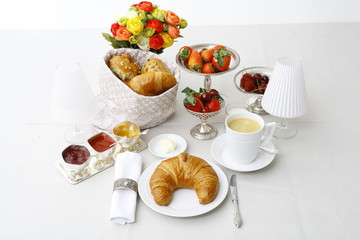 Edles Frühstücksbuffet mit Kaffee, Marmelade und feinem Gbäck