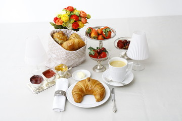 Edles Frühstücksbuffet mit Kaffee, Marmelade und feinem Gbäck