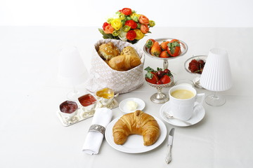 Edles Frühstücksbuffet mit Kaffee, Marmelade und feinem Gbäck