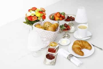 Edles Frühstücksbuffet mit Kaffee, Marmelade und feinem Gbäck