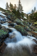 Vue sur une rivi&egrave;re de montagne