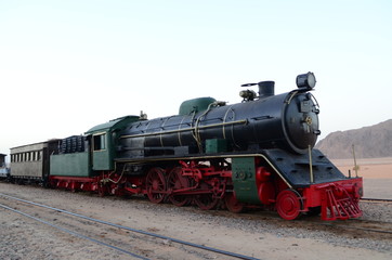 Fototapeta na wymiar Locomotiva a vapore nel deserto del Wadi Rum