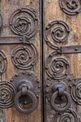 Detalle de la forja en la puerta una iglesia en de Bellver de Cerdanya
