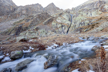 Vue sur une rivière et les montagnes