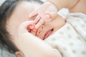 眠そうな赤ちゃん