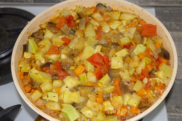 Vegetable stew is stewed in a frying pan