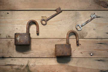 stare kłódki i klucze na drewnianym tle © iwona666