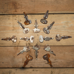 stare klucze na drewnianym tle © iwona666