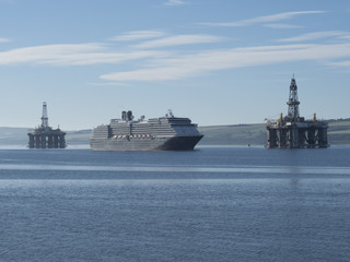 Bateau de croisière passant devant des plateformes pétrolières à Invergordon (Ecosse)