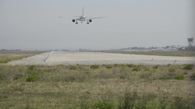 Areo atterra in una pista di un aeroporto