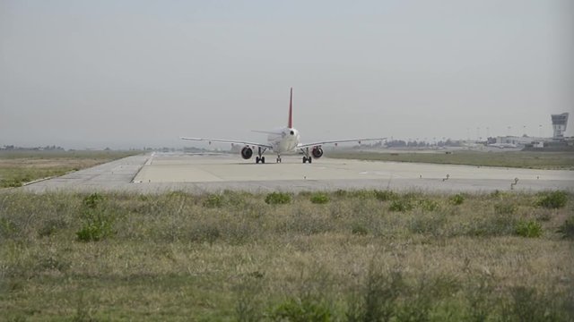 partenza di un aereo dalla pista di un aeroporto
