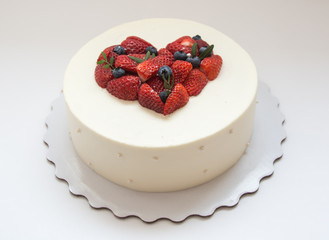 biscuit cake with berries