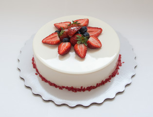biscuit cake with berries