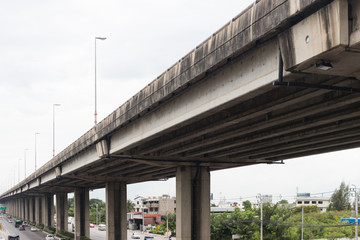 Fototapeta premium Autostrada betonowy most z białym chmurnym niebem