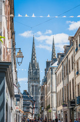 Ruelle et Cathédrale gothique de Quimper dans le Finistère en Bretagne