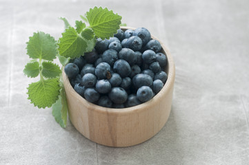 Jagody w drewnianej misce © Bea