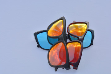 gafas de sol polarizadas con cristales y monturas de diferentes colores usadas para proteger los...