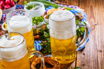Oktoberfest ,bayerische Spezialitäten und Bier 