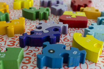 rompecabezas y figuras de colores con números y letras utilizados en terapia ocupacional, para rehabilitación o aprendizaje
