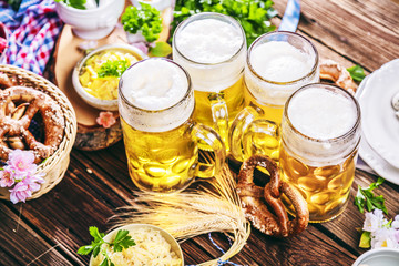 Oktoberfest ,bayerische Spezialitäten und Bier 