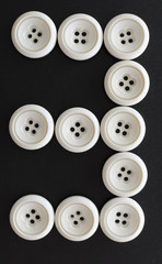 numeros hechos con botones blancos