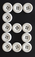 numeros hechos con botones blancos