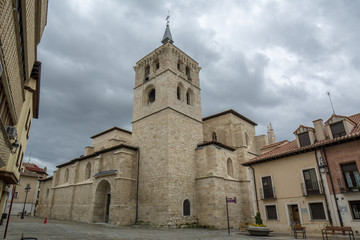 Fototapeta na wymiar Torre de la Iglesia de Santa María en Aranda de Duero, Burgos.