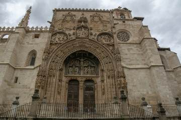 Fototapeta premium Portico gótico de la Iglesia de Santa Maria la Real de Aranda de Duero es la capital de la región vinícola de Ribera del Duero, famoso destino español. 