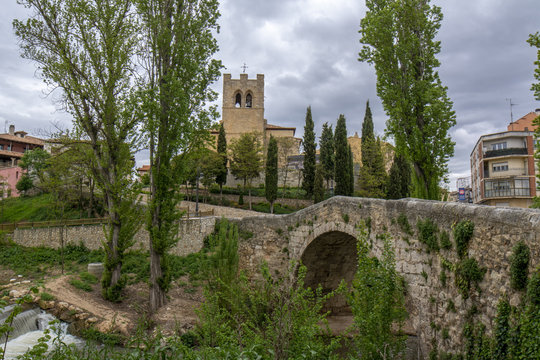 Puente e Iglesia  de San Juan  en Aranda de Duero, provincia de Burgos, Espa&ntilde;a