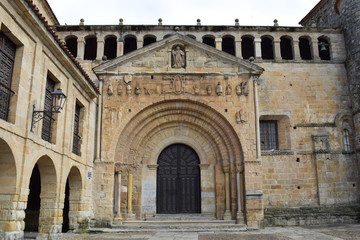 Fototapeta premiumColegiata de Santa Juliana, en Santillana del Mar España