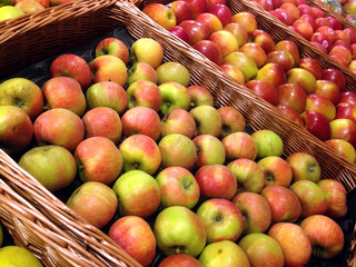 erntefrische Äpfel in Auslage