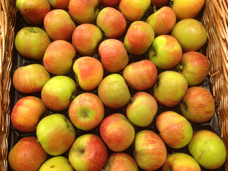 erntefrische Äpfel in Auslage