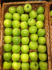 erntefrische Äpfel in Auslage