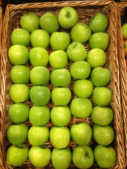 erntefrische Äpfel in Auslage